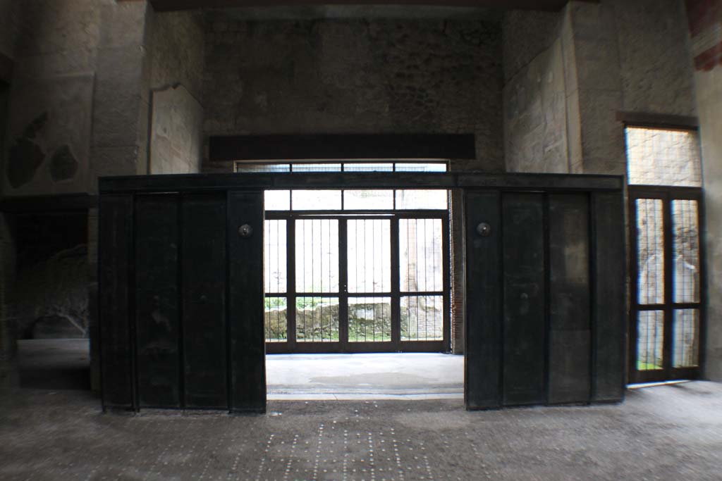 III.11 Herculaneum. March 2014. Looking west in atrium towards wooden shutters into tablinum.
Foto Annette Haug, ERC Grant 681269 DÉCOR.